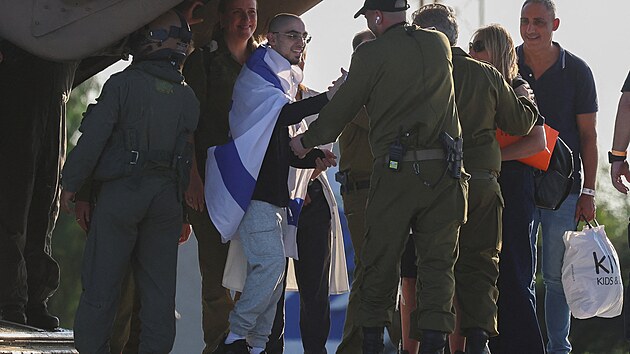 Jeden z Izraelců propuštěný hnutím Hamás (13. října 2025)