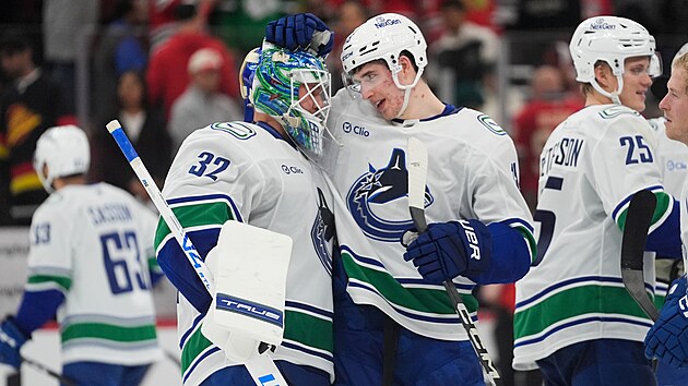 Brankář Kevin Lankinen a Drew O'Connor slaví vítězství Vancouveru nad Chicagem.