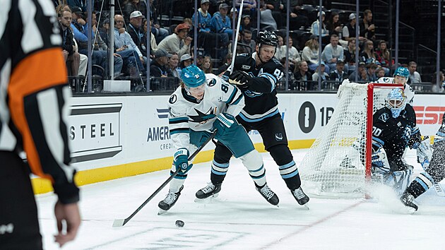 Adam Gaudette chrání puk před Michailem Sergačovem ve snaze dostat se k bráně Karla Vejmelky.