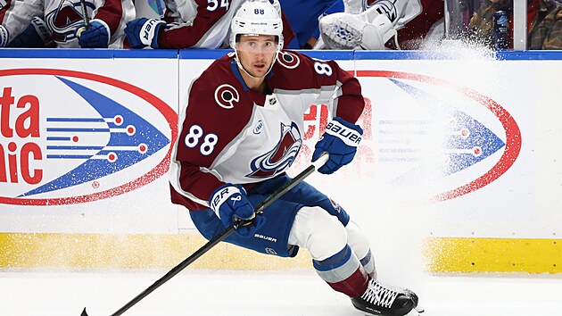 Martin Nečas u puku v utkání s Buffalo Sabres.