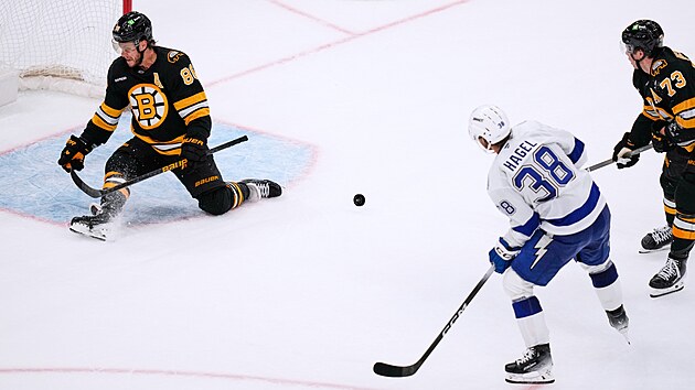 David Pastrňák zaskakuje jako brankář při powerplay proti střele Brandona Hagela z Tampy Bay.