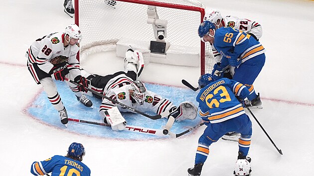 Hráči St. Louis dobývají branku Chicaga.