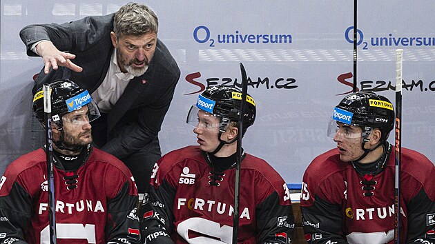 Jaroslav Nedvěd udílí pokyny na sparťanské střídačce.