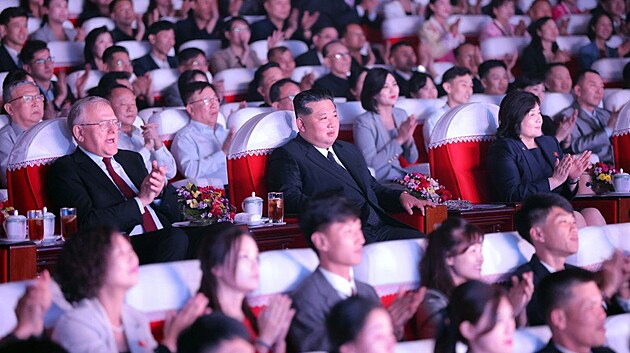 Severokorejský vůdce Kim Čong-un se účastní vystoupení prokremelského ruského zpěváka Šamana. (10. října 2025)