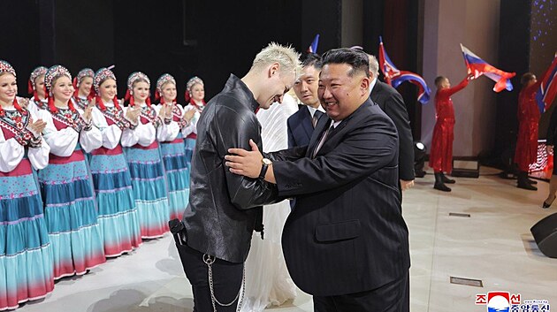 Severokorejský vůdce Kim Čong-un ocenil vystoupení prokremelského ruského zpěváka Šamana. (10. října 2025)