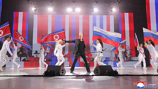 Vystoupení prokremelského ruského zpěváka Šamana v KLDR. (10. října 2025)