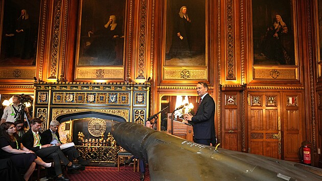 Polský ministr zahraničí Radosław Sikorski v britském parlamentu ukázal ruský dron podle íránského vzoru Šáhid. Varoval, že Evropa musí vybudovat protidronovou obranu. (14. října 2025)