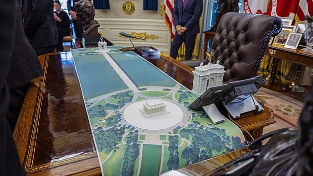 Americký prezident Donald Trump ukázal model „Oblouku nezávislosti“, který hodlá umístit naproti Lincolnovu pamětníku. (9. října 2025)