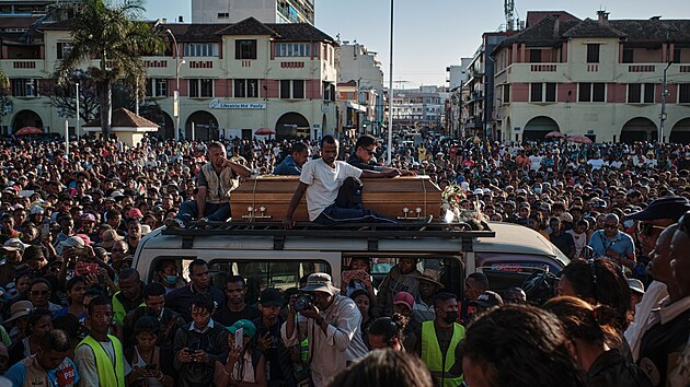 Madagaskarem zmítají protivládní protesty. Na snímku je pohřební průvod pro jednoho ze zabitých demonstrantů. (13. října 2025)
