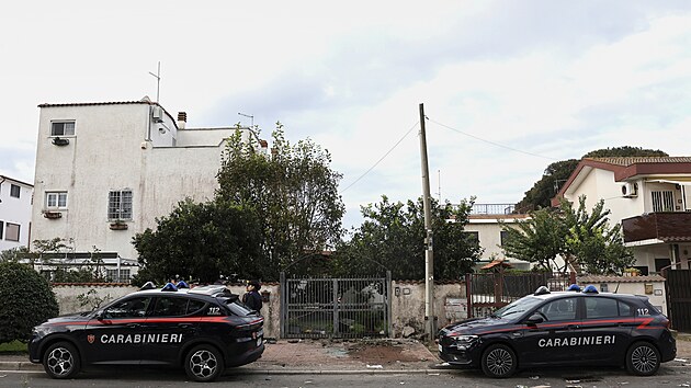 Auta italského investigativního novináře Sigfrida Ranucciho a jeho dcery explodovala před jeho domem v Římě. (17. října 2025)