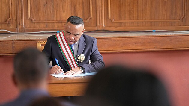 Plukovník Michael Randrianirina složil přísahu a stal se novým prezidentem Madagaskaru. (17. října 2025)