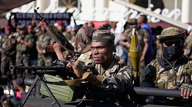 Plukovník Michael Randrianirina se stal novým prezidentem Madagaskaru. Na snímku jeho jednotka Capsat. (14. října 2025)