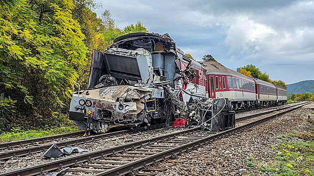 U slovenské obce Jablonov nad Turňou se srazily dva osobní vlaky. (13. října 2025)