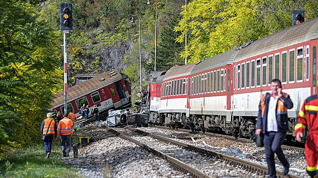 U slovenské obce Jablonov nad Turňou se srazily dva osobní vlaky. (13. října 2025)