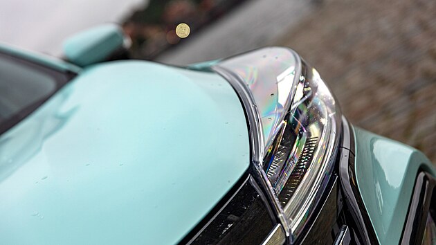 Po designové stránce Evo Cuatro zaujme mohutnou nápadnou přídí.