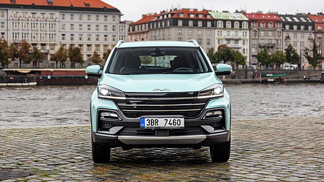 EVO Cuatro je auto pro ty, kteří chtějí nový vůz se zárukou za co nejnižší cenu, a nechtějí řešit ojetiny. Za 494 900 Kč nabízí v tomto segmentu slušně prostorný interiér a zajímavou cenovku. Auto formátu Škody Karoq má zákaldní cenu jako menší model Kamiq.