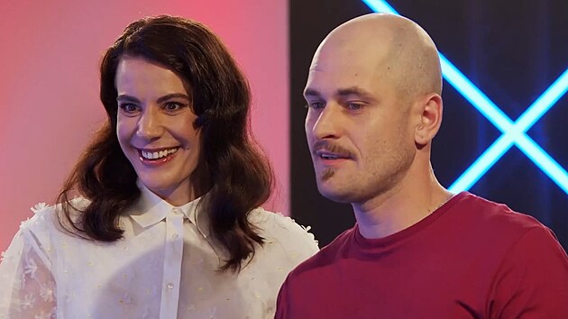 Honza a moderátorka Monika Timková obdivují nahá těla účastnic.