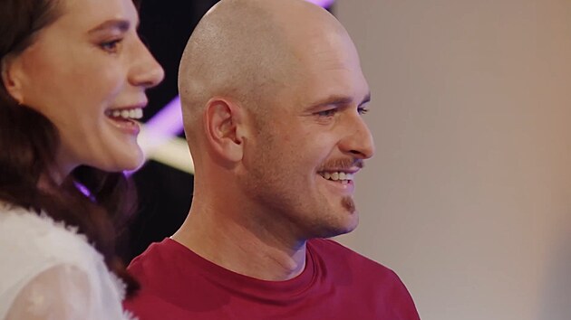 Honza a moderátorka Monika Timková obdivují nahá těla účastnic.