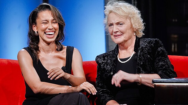 Regina Rázlová a její vnučka Emilie Diatta v Show Jana Krause (15. října 2025)