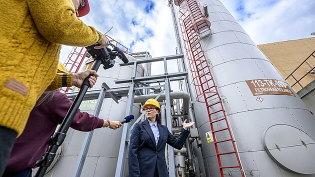 „Ve Spolchemii jsme dlouho bojovali s otázkou, jak efektivně vyčistit odpadní proud s vysokou koncentrací solí a organickým znečištěním na takovou úroveň, abychom získali surovinu pro další využití v jiné výrobě. Klasické biologické čištění pomocí čistírny odpadních vod neumí sůl eliminovat a ani z důvodu vysoké koncentrace soli vyčistit. Odpaření s následným sušením je zase drahé,“ uvádí Petra Kováčová z oddělení vývoje Anorganika.