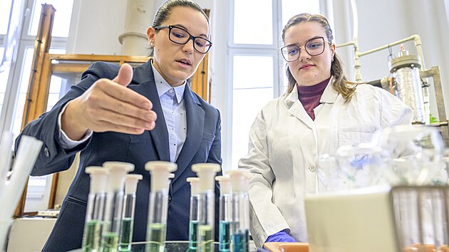 Lidé ze Spolchemie v laboratorních podmínkách proces čištění předvedli novinářům, ovšem s tím, že na malém modelu část zařízení chyběla, novináři také směli ve Spolchemii fotit zařízení pouze z předem určených úhlů. Ústecká chemička si totiž od vynálezu inženýrky Kováčové, která pracovala v utajeném režimu, dost slibuje a přesné detaily procesu čištění nezveřejní.