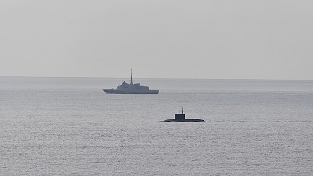 Francouzské námořnictvo zaznamenalo ruskou diesel-elektrickou útočnou ponorku Novorossijsk na hladině u pobřeží Bretaně. (9. října 2025)