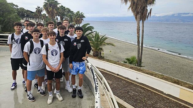 Basketbalový tým Válečníků Děčín U17 na turnaji v italské Calabrii.