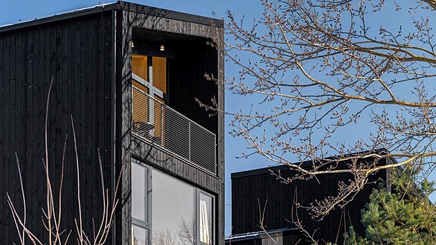 Díky vyvýšené poloze připomínají stavby pomyslná hnízda v korunách stromů, zcela obklopená přírodou.