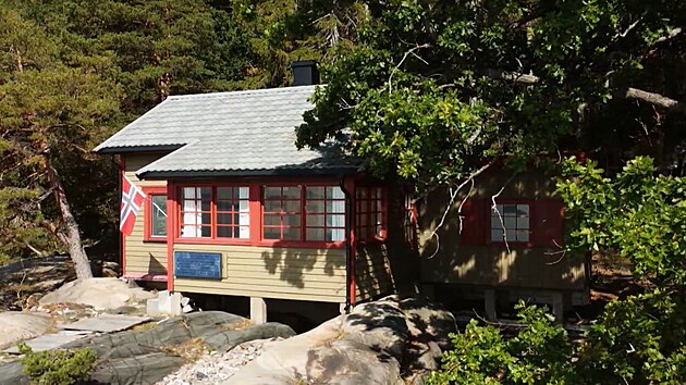 Chatu na pobřeží nedaleko Hurumu postavil dědeček osmi vnoučat už v roce 1936. Příliš se nezměnila.