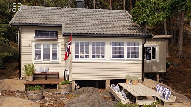 Fasáda chaty dostala nový nátěr v barvě označované jako písková béžová, okna jsou nová.