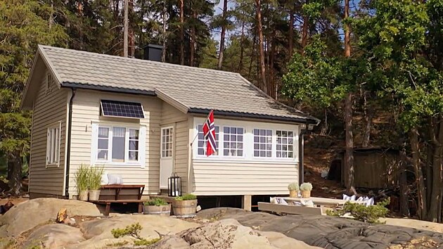 Fasáda chaty dostala nový nátěr v barvě označované jako písková béžová, okna jsou nová.