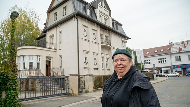 Fotografka Libuše Jarcovjáková se přišla podívat na rodinnou vilu ve Zlíně, v níž trávila dětství u prarodičů. (14. říjen 2025)