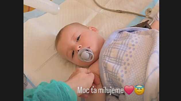 Lela Vémola sdílela na Instagramu foto půlročního syna Arnieho, který podstoupil operaci ledvin. (13. října 2025)