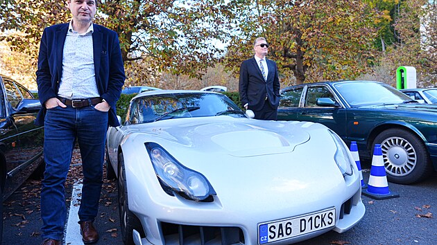 Čestný prezident strany Motoristé sobě Filip Turek slaví čtyřicáté narozeniny. Na oslavu dorazil také předseda strany Petr Macinka. (18. října 2025)