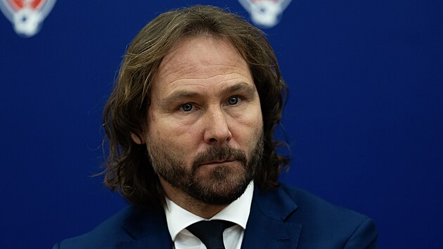 Generální manažer českých fotbalových reprezentací Pavel Nedvěd na mimořádné tiskové konferenci k odvolání trenéra národního týmu Ivana Haška.