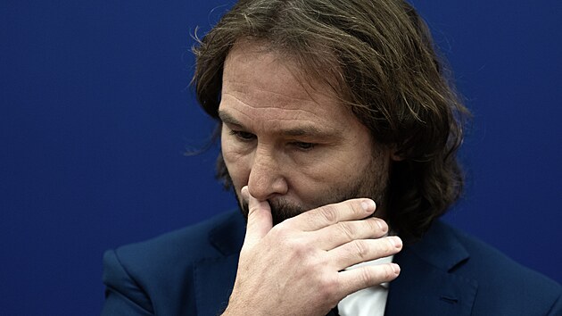 Generální manažer českých fotbalových reprezentací Pavel Nedvěd na mimořádné tiskové konferenci k odvolání trenéra národního týmu Ivana Haška.