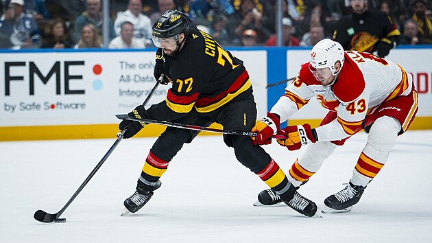Filip Chytil (72) z Vancouver Canucks kontroluje puk, atakuje ho Adam Klapka (43) z Calgary Flames.