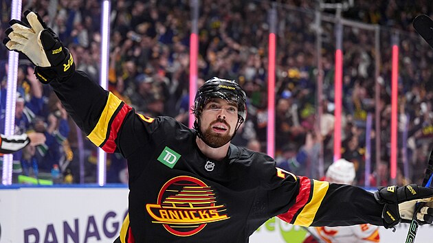 Filip Chytil z Vancouver Canucks slaví gól.