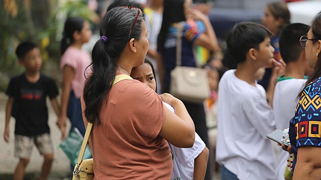 Kvůli silnému zemětřesení se žáci ze školy ve filipínském městě Davao de Oro museli evakuovat. (10. října 2025)