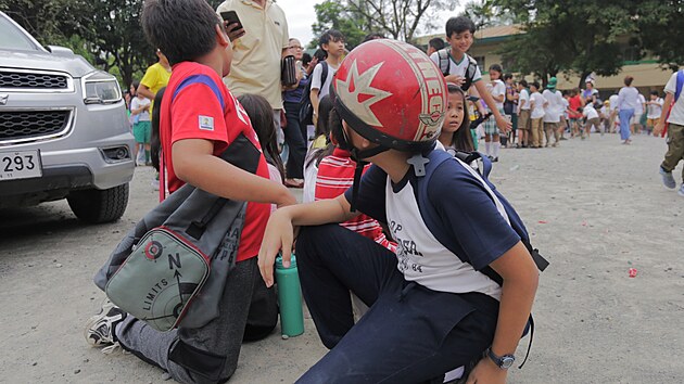 Kvůli silnému zemětřesení se žáci ze školy ve filipínském městě Davao de Oro museli evakuovat. (10. října 2025)