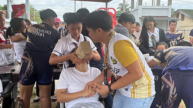 Kvůli silnému zemětřesení se žáci ze školy ve filipínském městě Davao de Oro museli evakuovat. (10. října 2025)