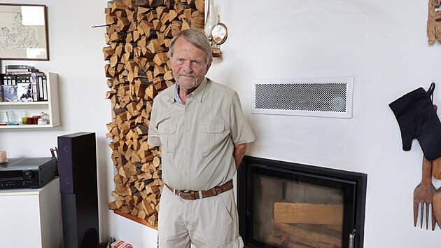 Vedle krbové vložky byl důmyslně zbudován odkládací prostor pro dřevo, pro které se tak nemusí ven do nečasu.