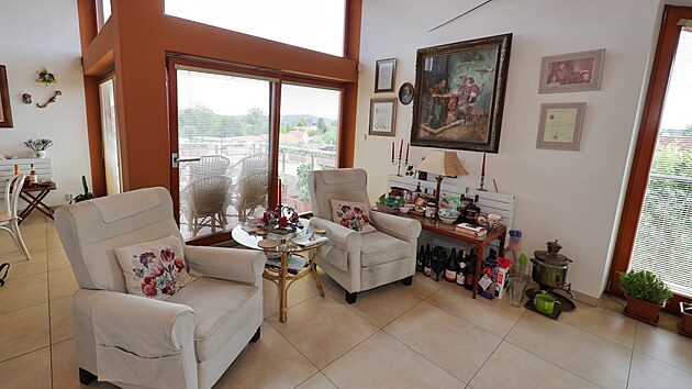 Přímo proti krbu jsou dvě pohodlná křesla.