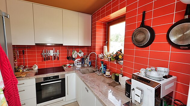 Kuchyň nepatří k největším, ale je zařízena chytře a účelně, takže se v ní nenadělá moc nepořádku.