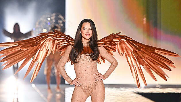 Adriana Lima na přehlídce Victoria’s Secret v New Yorku (15. října 2025)