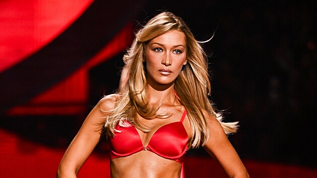 Bella Hadidov&aacute; na přehl&iacute;dce Victoria&rsquo;s Secret v New Yorku (15. ř&iacute;jna 2025)