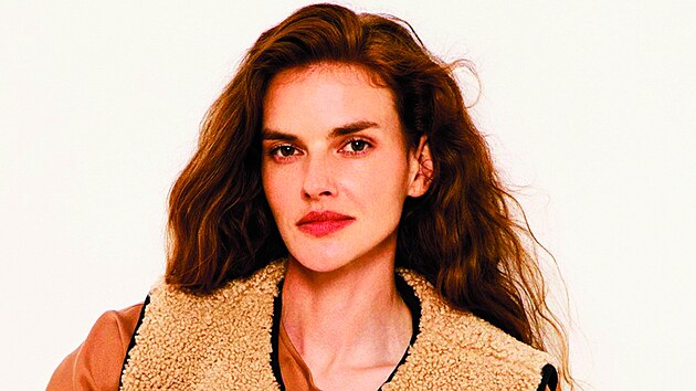 Chlupatá vesta je jako stvořená pro vrstvení. Hodí se na šaty, pod ty sedá přidat rolák, na ni ještě kabát. Cena 2399 Kč