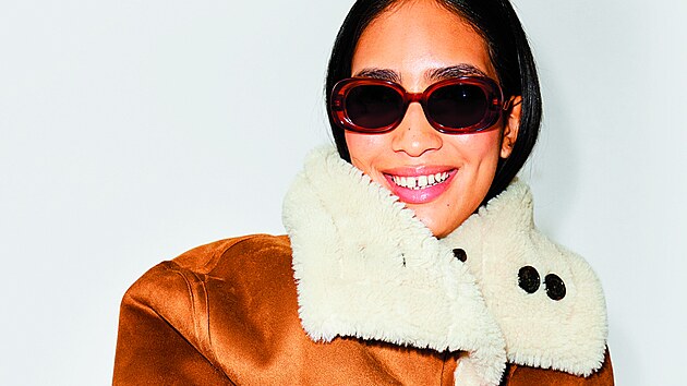 Tak trochu připomíná leteckou bundu, ve skutečnosti je to ale oděv do nepohody. Bílý kožíšek dobře vypadá a k tomu perfektně hřeje. Cena 3999 Kč