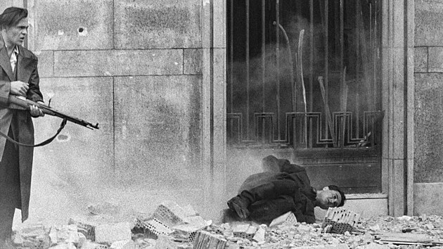 Revoluční spravedlnost. Poprava příznivce komunistického režimu na náměstí...