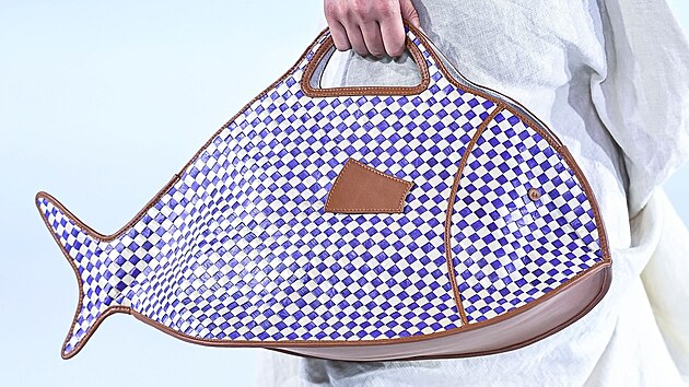 „Rybí“ kabelka z jarní kolekce značky Staud